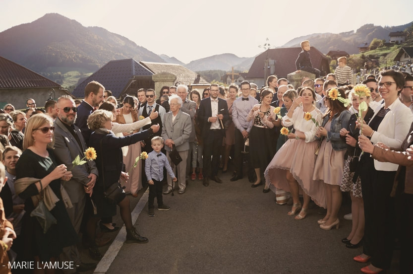 Mariage, Ambiance, Célébration religieuse, haie d'honneur des invités à la sortie de l'église, Vailly Haute Savoie -2019, Photographe Marie l'Amuse
