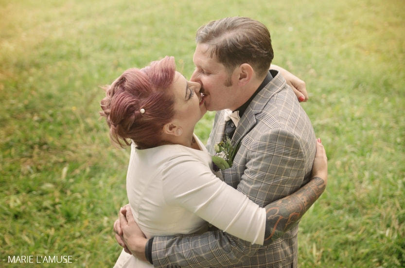 Mariage, Couple, Les mariés s'embrassent, le presque bisou, Marignier Haute Savoie 2019, Photographe Marie l'Amuse
