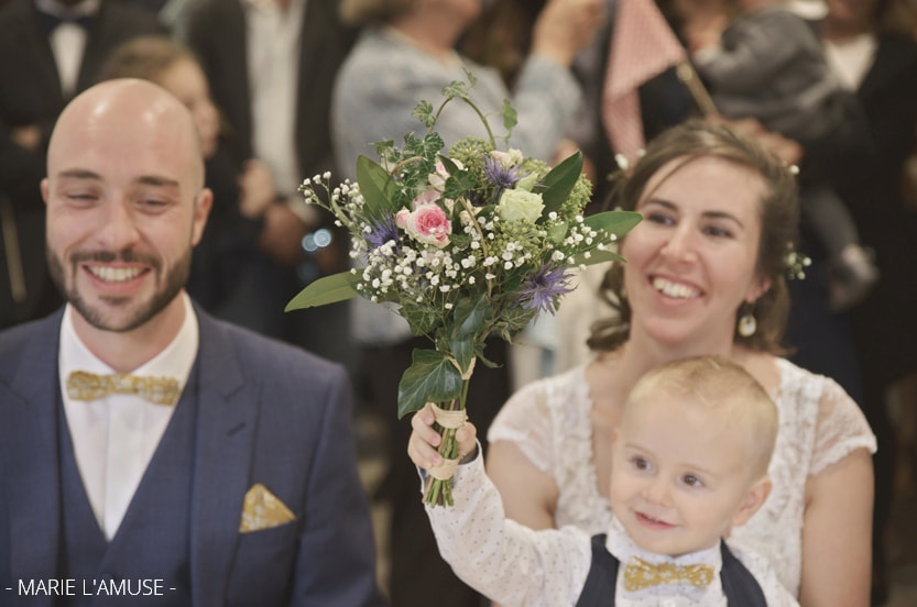 Mariage, Cérémonie, Un enfant tient le bouquet de la mariée à la célébration civile, Bellevaux Haute Savoie-2019, Photographe Marie l'Amuse
