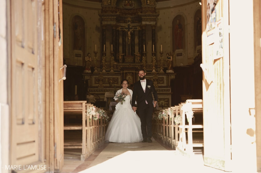 Mariage, Cérémonie, Célébration religieuse, les mariés sortent de l'église, Vailly Haute Savoie -2019, Photographe Marie l'Amuse

