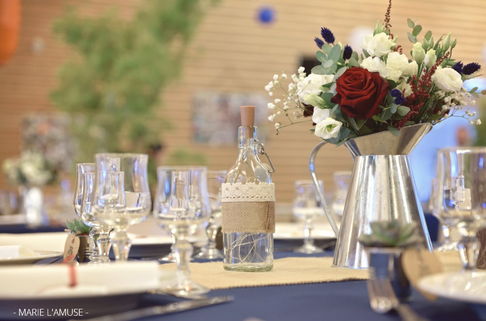 Mariage, Décoration, Table champêtre et fleurs rouges, blanches et bleues, Brenthonne Haute Savoie 2020, Photographe Marie l'Amuse
