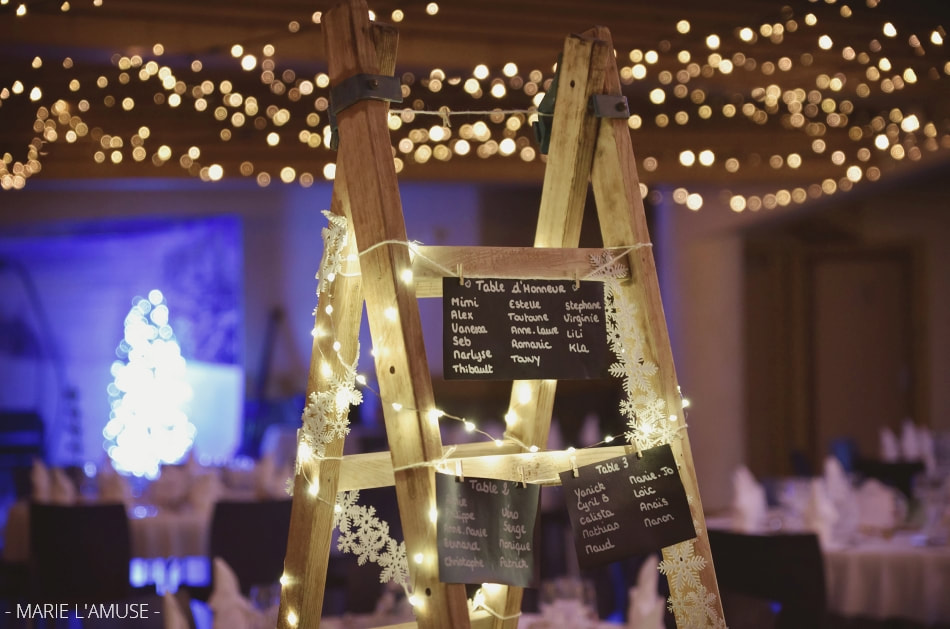 Mariage hivernal, Décoration, Plan de table en ardoise sur un escabeau et guirlande lumineuse, Morzine Haute Savoie 2019, Photographe Marie l'Amuse
