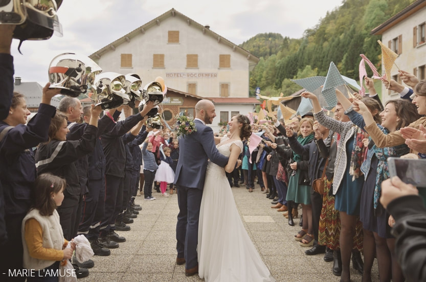 Mariage, Cérémonie, Les mariés se regardent à la sortie de la mairie lors de la haie d'honneur, Bellevaux Haute Savoie-2019, Photographe Marie l'Amuse