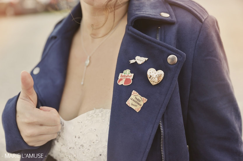 Mariage, Portrait, Veste de la mariée avec des pins Babybel et camembert, Reyvroz Haute Savoie -2019, Photographe Marie l'Amuse