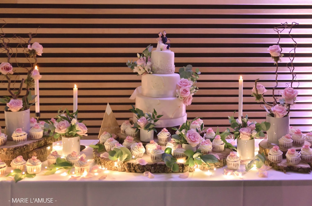 Mariage, Réception, Le wedding cake et cupcakes blancs et roses, Allonzier Haute Savoie 2020, Photographe Marie l'Amuse