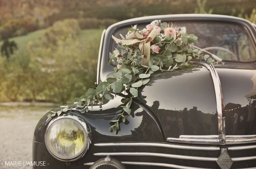 Mariage, Décoration, Voiture ancienne recouverte de fleurs, Reyvroz Haute Savoie -2019, Photographe Marie l'Amuse