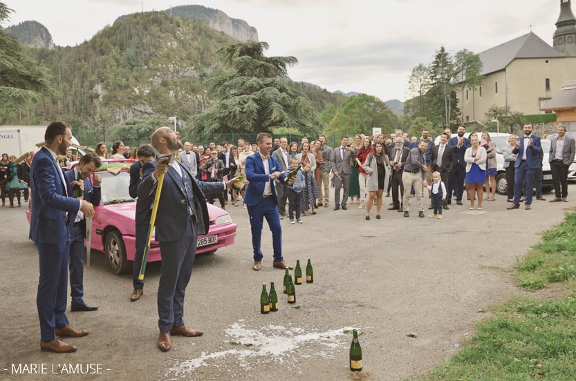 Mariage, Cocktail, Vin d'honneur, les invités regardent le marié sabrer le champagne, Bellevaux Haute Savoie-2019, Photographe Marie l'Amuse
