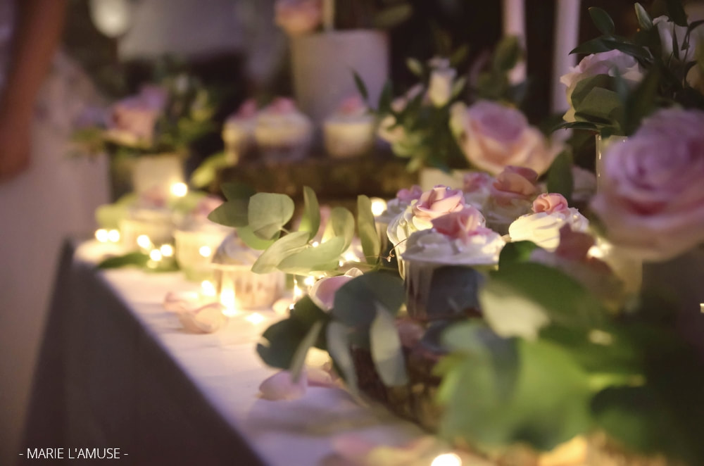 Mariage, Réception, Cupcakes, roses, feuillages et guirlandes, Allonzier Haute Savoie 2020, Photographe Marie l'Amuse
