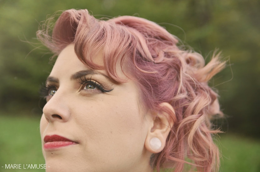 Mariage, Tenue, Détail du maquillage et de la coiffure rose de la mariée, Marignier Haute Savoie 2019, Photographe Marie l'Amuse