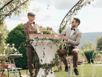 Deux hommes trinquent lors du mariage intime au château de Morgenex en Savoie