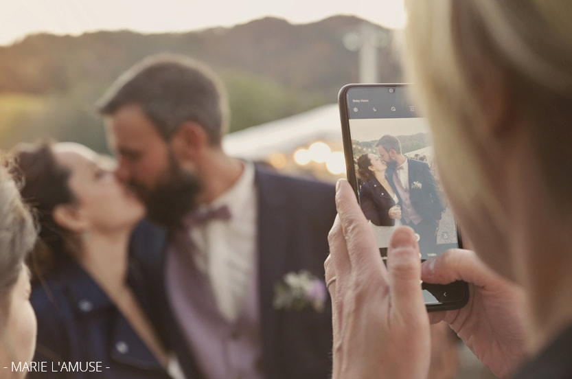 Mariage, Cocktail, Téléphone d'une invitée qui prend en photo les mariés, Reyvroz Haute Savoie -2019, Photographe Marie l'Amuse
