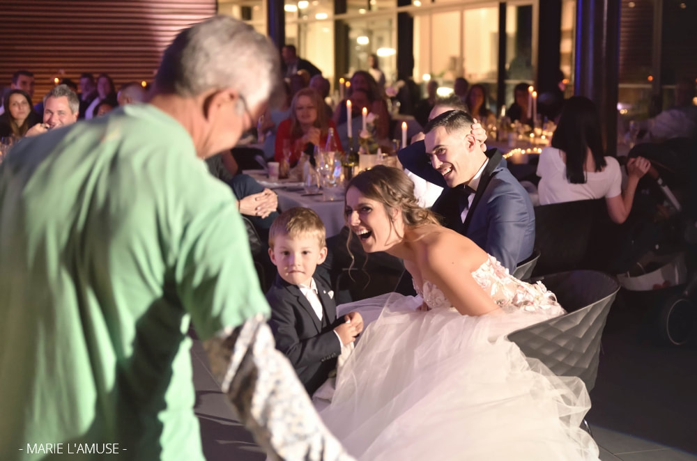 Mariage, Cérémonie, Rires des mariés lors de la célébration laïque, Allonzier Haute Savoie 2020, Photographe Marie l'Amuse
