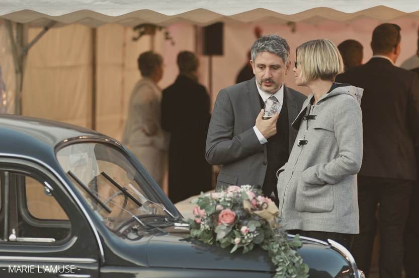 Mariage, Cocktail, Les invités regardent la voiture décorée, Reyvroz Haute Savoie -2019, Photographe Marie l'Amuse
