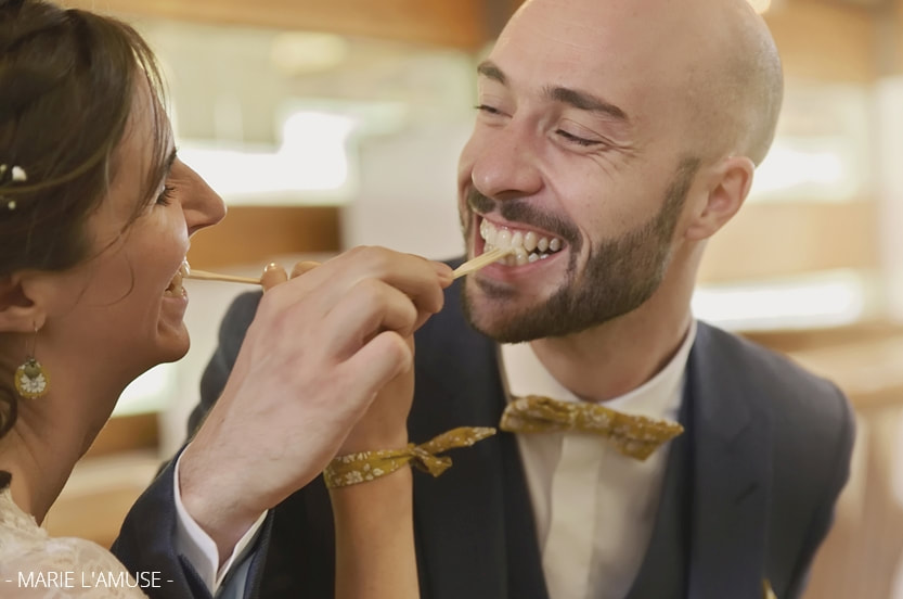 Mariage, Cocktail, Les époux mangent de la fondue savoyarde, vin d'honneur, Bellevaux Haute Savoie-2019, Photographe Marie l'Amuse
