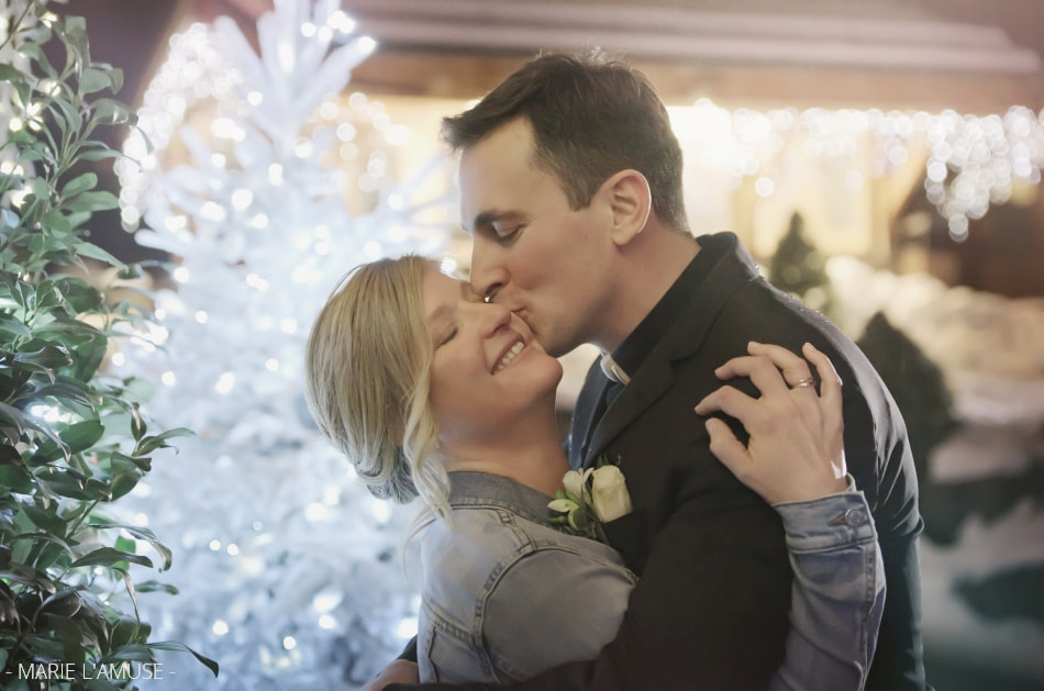 Mariage hivernal, Portrait, Bisou du marié sur la joue de sa femme, Morzine Haute Savoie 2019, Photographe Marie l'Amuse
