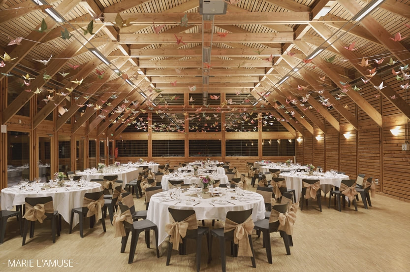 Mariage, Décoration, Salle de repas avec un plafond d'oiseaux origami, Bellevaux Haute Savoie-2019, Photographe Marie l'Amuse
