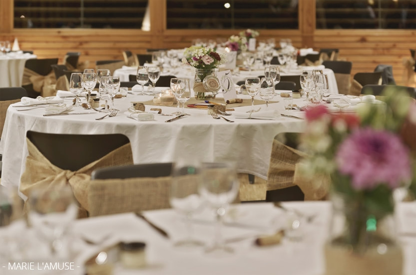 Mariage, Décoration, Tables pour la soirée avec bouquets et nappes blanches, Mieussy Haute Savoie-2019, Photographe Marie l'Amuse
