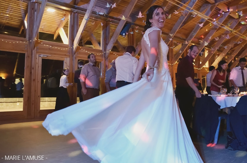 Mariage, Soirée, La mariée danse en faisant tourner sa robe, Mieussy Haute Savoie-2019, Photographe Marie l'Amuse