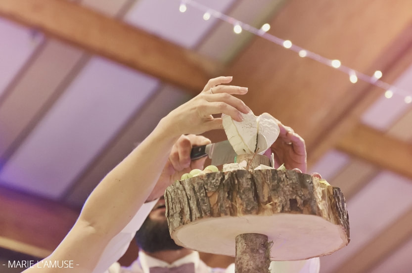 Mariage, Soirée, Les époux coupent un fromage en forme de cœur, Bellevaux Haute Savoie-2019, Photographe Marie l'Amuse
