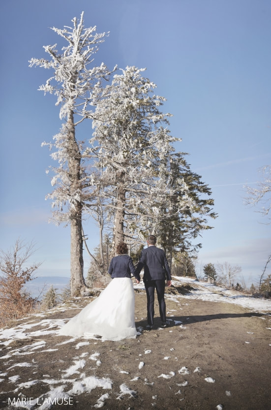 Mariage, Couple, Les jeunes mariés marchent vers des arbres sous la neige, Voirons Haute Savoie-2020, Photographe Marie l'Amuse

