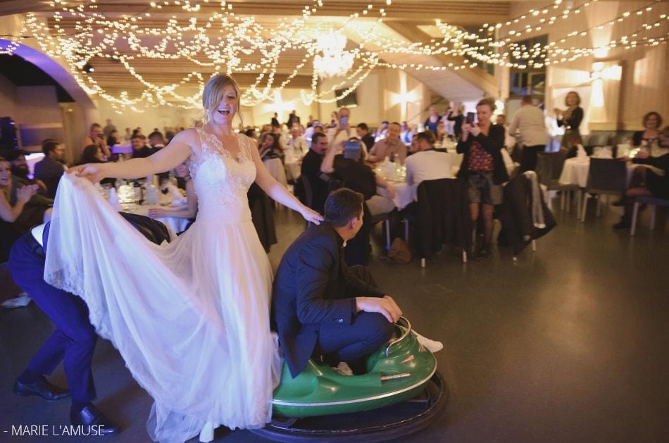 Mariage hivernal, Soirée, Entrée des mariés en auto tamponneuse dans la salle de l'hôtel le Cret, Morzine Haute Savoie 2019, Photographe Marie l'Amuse
