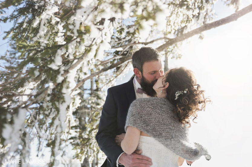 Mariage, Couple, Les époux s'embrassent sous les sapins en hiver, Voirons Haute Savoie-2020, Photographe Marie l'Amuse
