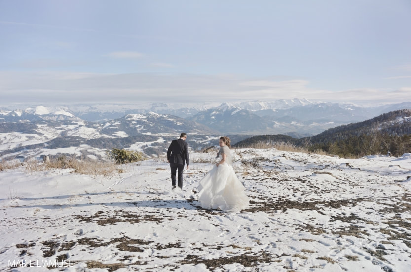 Mariage, Couple, Les époux devant une vue sur les montagnes enneigées, Voirons Haute Savoie-2020, Photographe Marie l'Amuse