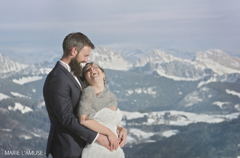 Mariage, Couple, Les mariés se regardent en riant devant les montagnes en hiver, Voirons Haute Savoie-2020, Photographe Marie l'Amuse