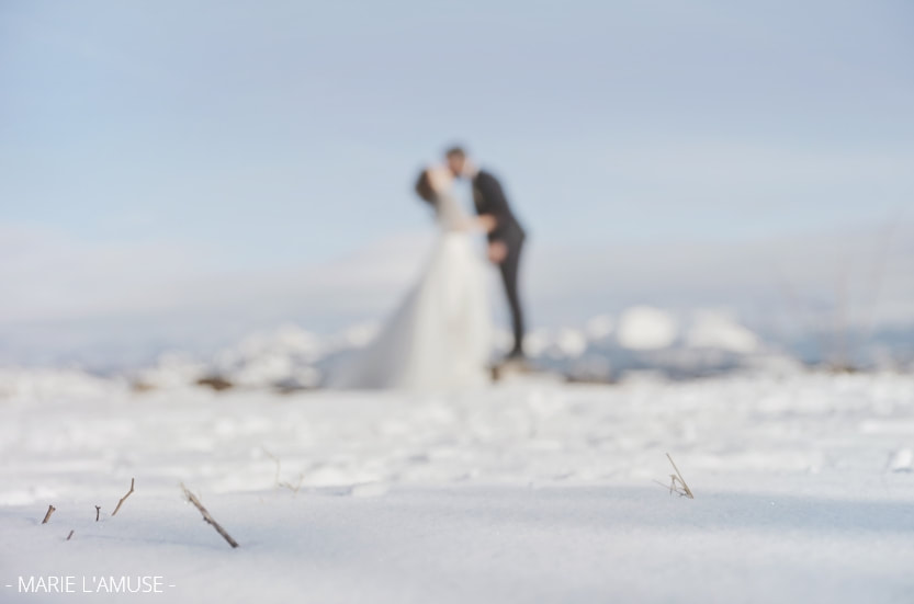 Mariage, Couple, Le mari et la femme s'embrassent dans la neige, Voirons Haute Savoie-2020, Photographe Marie l'Amuse
