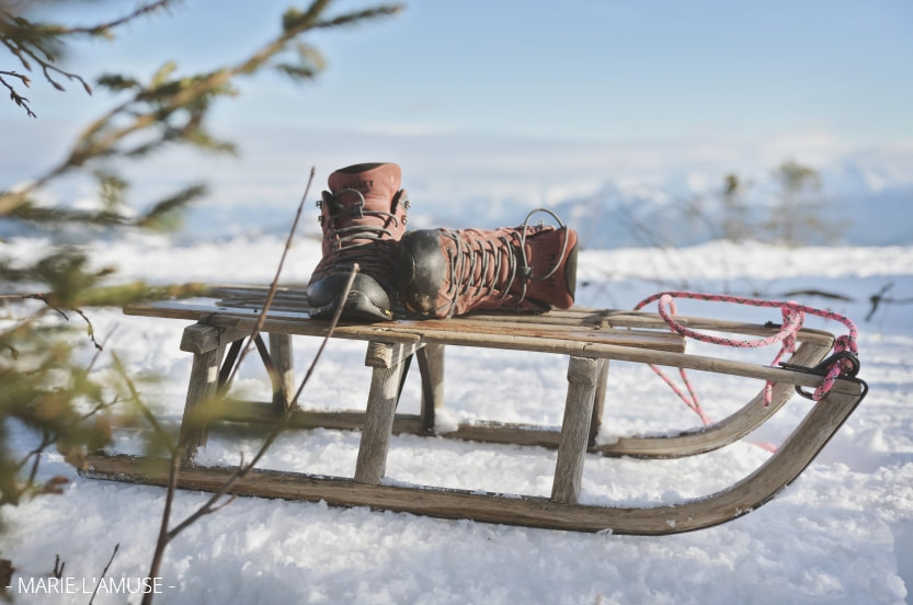 Mariage, Couple, Chaussures de randonnée et luge des mariés dans la neige, Voirons Haute Savoie-2020, Photographe Marie l'Amuse
