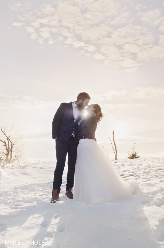 Mariage, Couple, Les mariés s'embrassent au coucher du soleil dans la neige, Voirons Haute Savoie-2020, Photographe Marie l'Amuse
