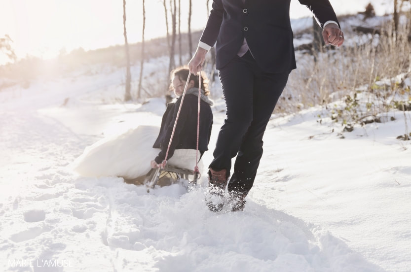 Mariage, Couple, Le mari tire la luge de la mariée dans la neige, Voirons Haute Savoie-2020, Photographe Marie l'Amuse