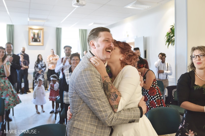 Mariage, Mairie, Rires du marié alors que sa femme l'embrasse dans le cou, Marignier Haute Savoie 2019, Photographe Marie l'Amuse
