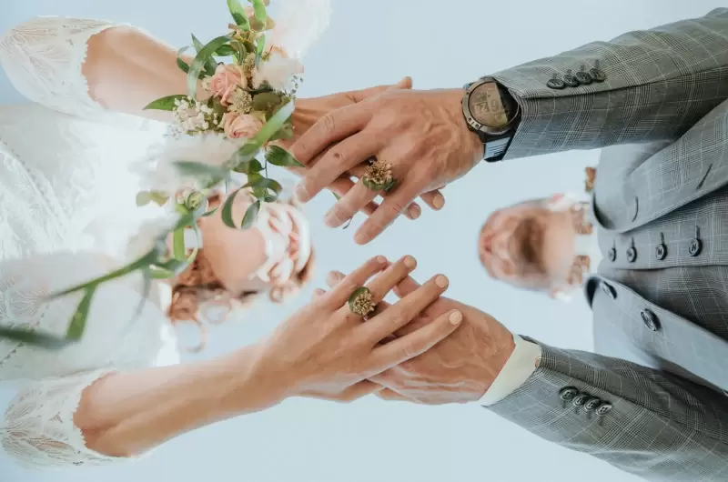 Angle de vue original pour les alliances végétales du couple le jour de leur mariage civil
