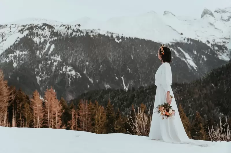 La mariée dans la neige lors d'un élopement en hiver au gîte du Passant en Haute-Savoie
