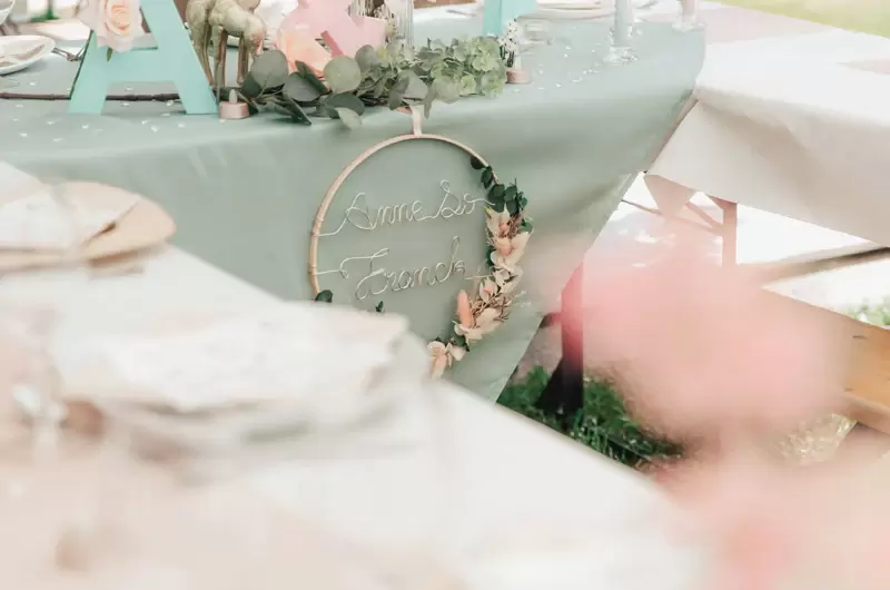 Décoration de table bleu vert et rose poudré lors d'un mariage intime à la Clusaz
