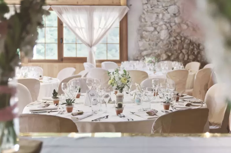 Une décoration épurée et champêtre en lin et toile de jute pour un mariage en France