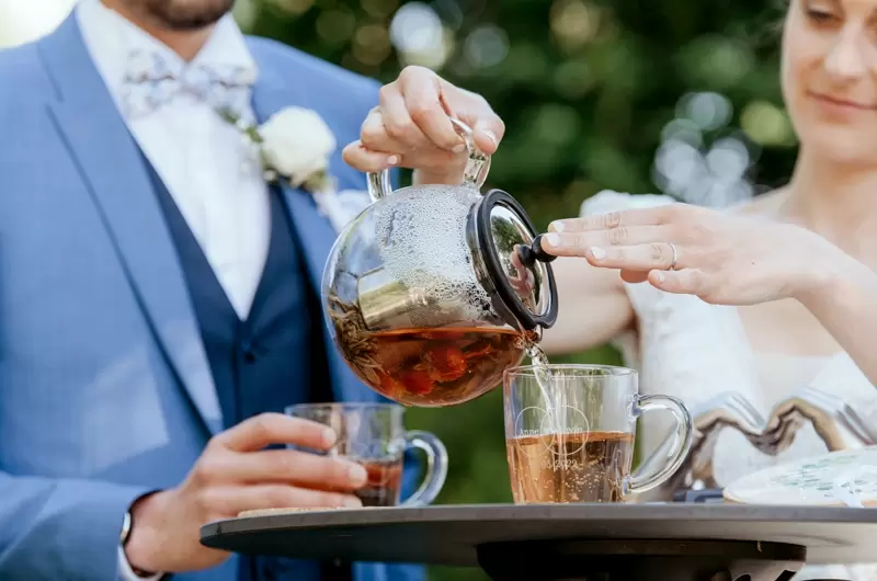 La cérémonie du thé, un rituel original pour un mariage laïc à la Grange à Jules en Savoie