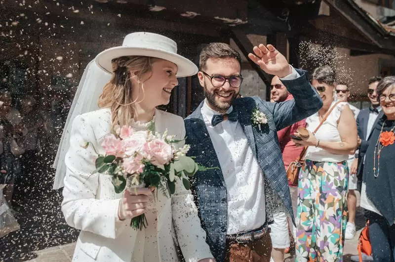 Sortie du mariage en mairie pour le couple sous les confettis et pétales de fleurs à la Clusaz en Haute-Savoie
