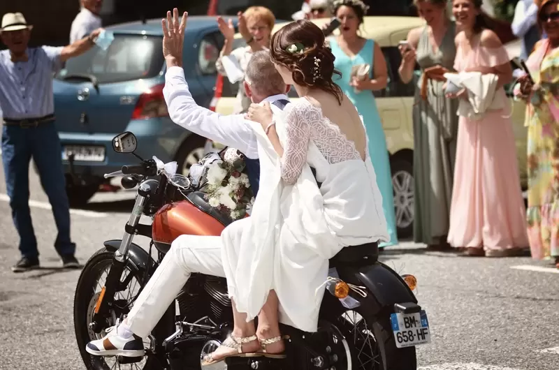Mariage original et décalé en Haute-Savoie, la mariée arrive avec son père en moto