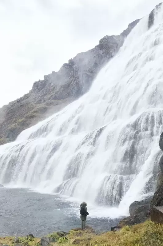 Elopement au pied de la cascade Dynjandi dans les fjords de l'ouest en Islande