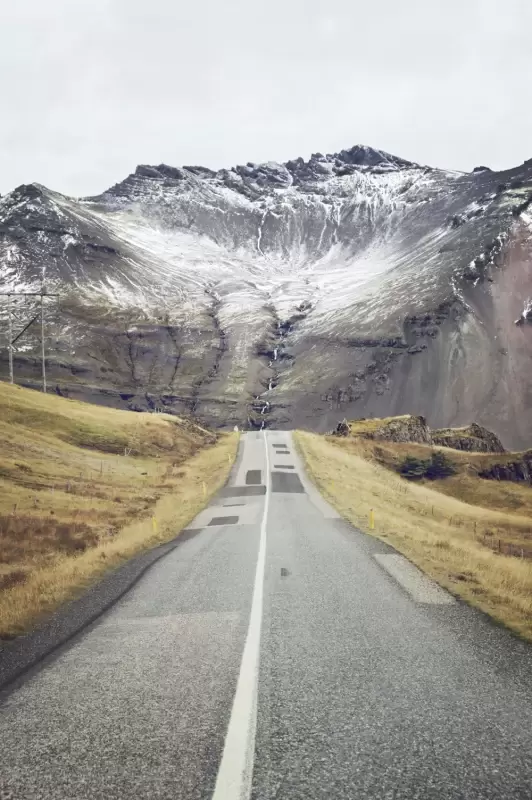 Route et montagne en hiver en Islande disponible en tirage photo sur support de votre choix