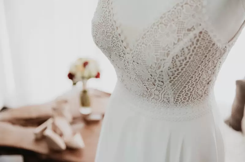 Robe de mariée bohème, très simple, en crochet, dentelle, bretelles spaghetti tendance 2024 - 2025