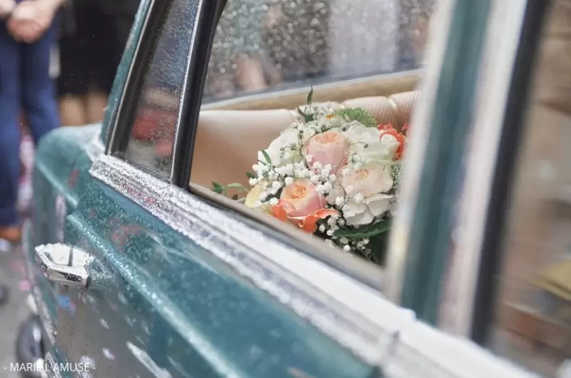 Le bouquet de la mariée dans une voiture ancienne lors d'un mariage au bord du lac Léman, à Evian