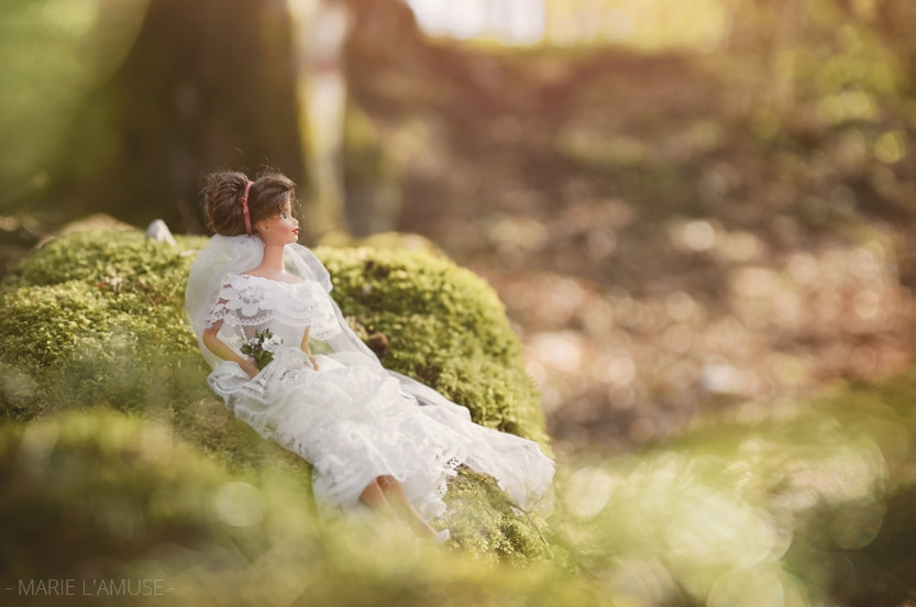 Mariage, Portrait, Poupée Barbie mariée assise sur un rocher couvert de mousse, Haute Savoie 2020, Photographe Marie l'Amuse