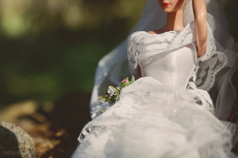 Mariage, Portrait, Gros plan sur la robe et le bouquet de poupée Barbie mariée, Haute Savoie 2020, Photographe Marie l'Amuse