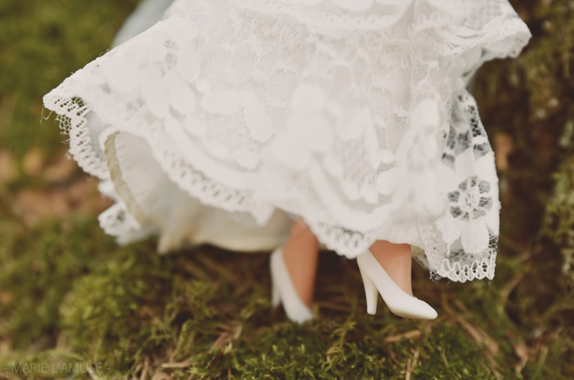 Mariage, Portrait, Gros plan sur les chaussures de poupée Barbie mariée, Haute Savoie 2020, Photographe Marie l'Amuse