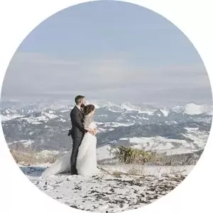 Elopement d'un couple en hiver devant le panorama de montagnes sous la neige en Haute-Savoie dans les Alpes