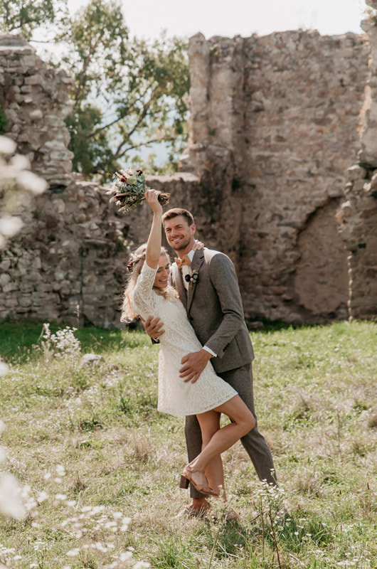 Un couple original rit lors de leur elopement intime au Château des Allinges en Haute-Savoie