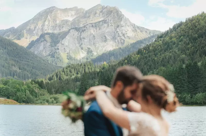 Moment intime du couple devant le Roc d'Enfer et le lac de Vallon dans les Alpes françaises

